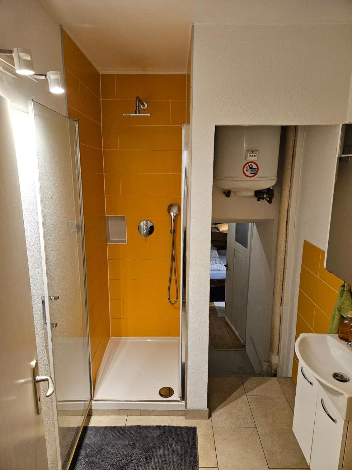 Airolo With Private Parking Apartamento Exterior foto