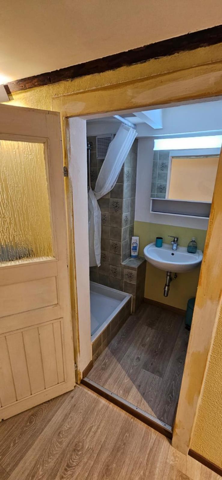 Airolo With Private Parking Apartamento Exterior foto